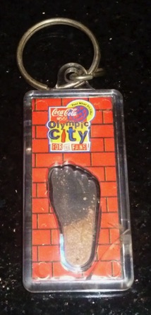 93177-1 € 2,00 coca cola sleutelhanger plastic olympic city.jpeg
